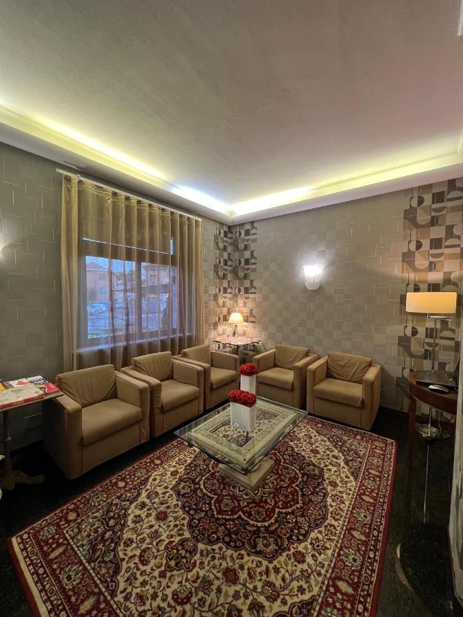 Hotel La Pace San Mauro Torinese Bagian luar foto