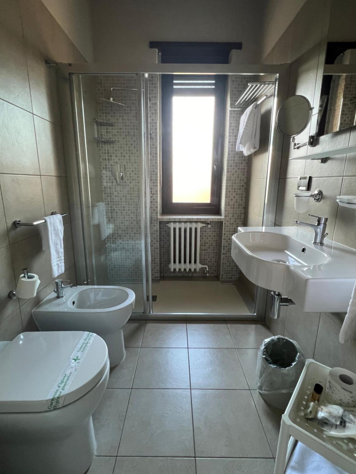 Hotel La Pace San Mauro Torinese Bagian luar foto